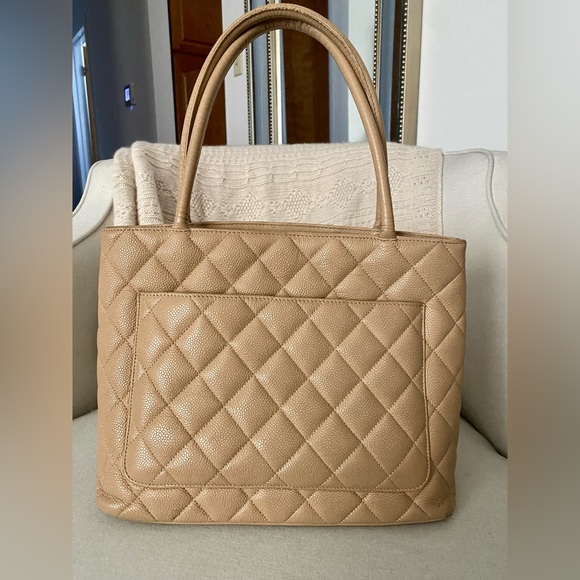 Chanel Classic Gold Medallion CC Logo Quilted Caviar Tote Bag Beige - Picture 3 of 16